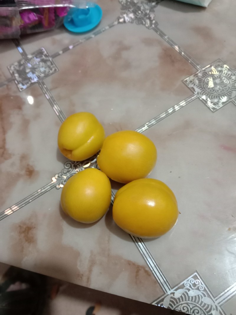 珍珠油杏，果面鲜黄色，果肉香甜。