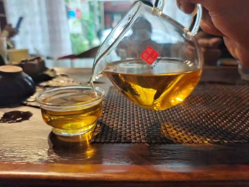 云南临沧勐库镇，那蕉村古树藤条茶