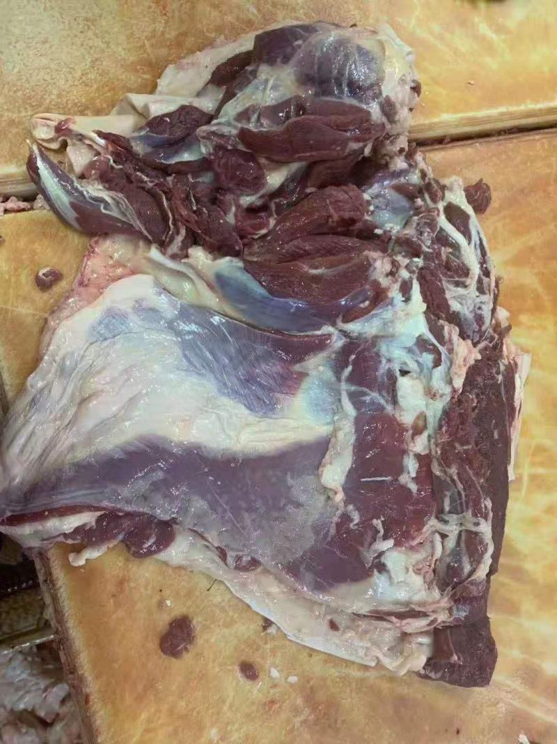 大家好我是河北省河间市伊彬清真羊副产品，带皮羊肉