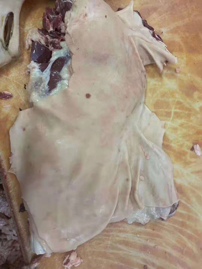 大家好我是河北省河间市伊彬清真羊副产品，带皮羊肉