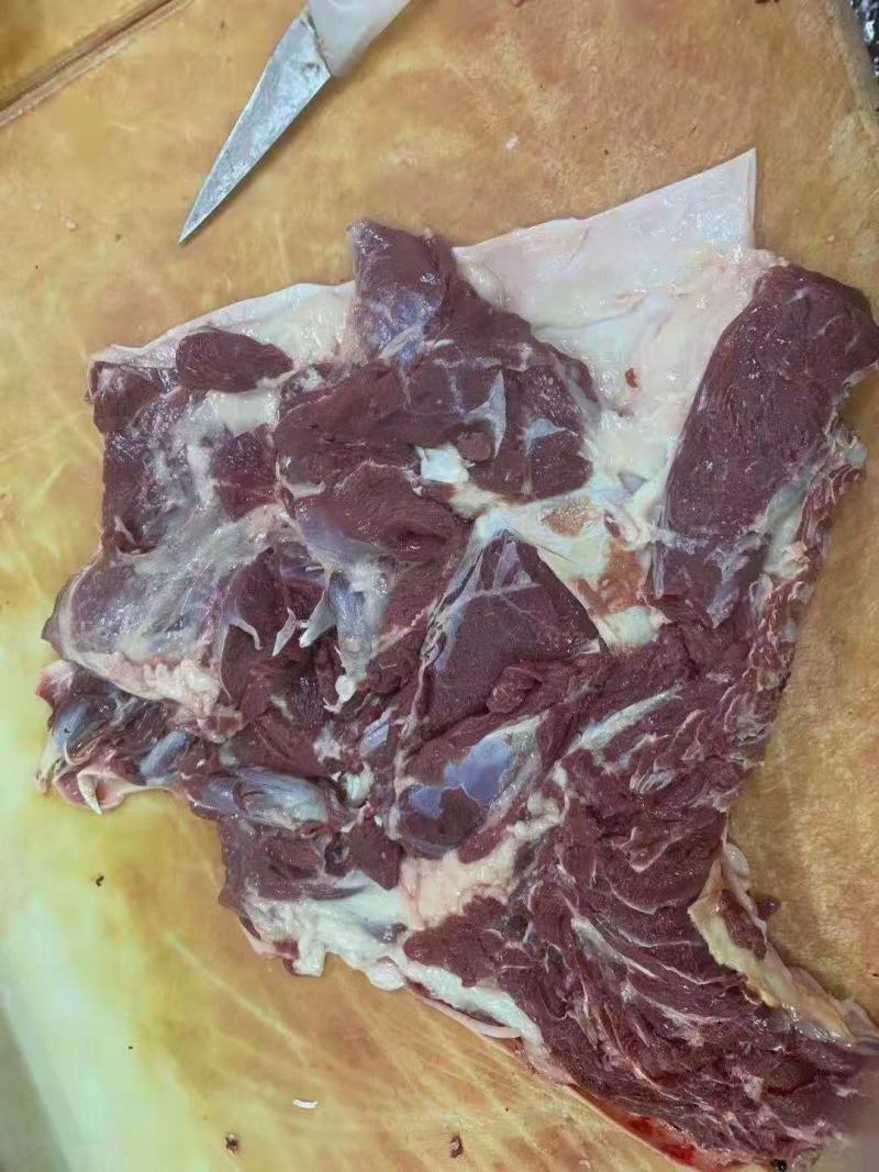 大家好我是河北省河间市伊彬清真羊副产品，带皮羊肉