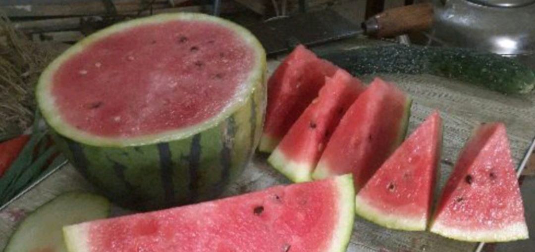 甜王西瓜切开图