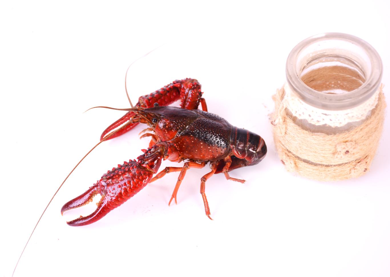 吃小龙虾手被辣红肿的场景