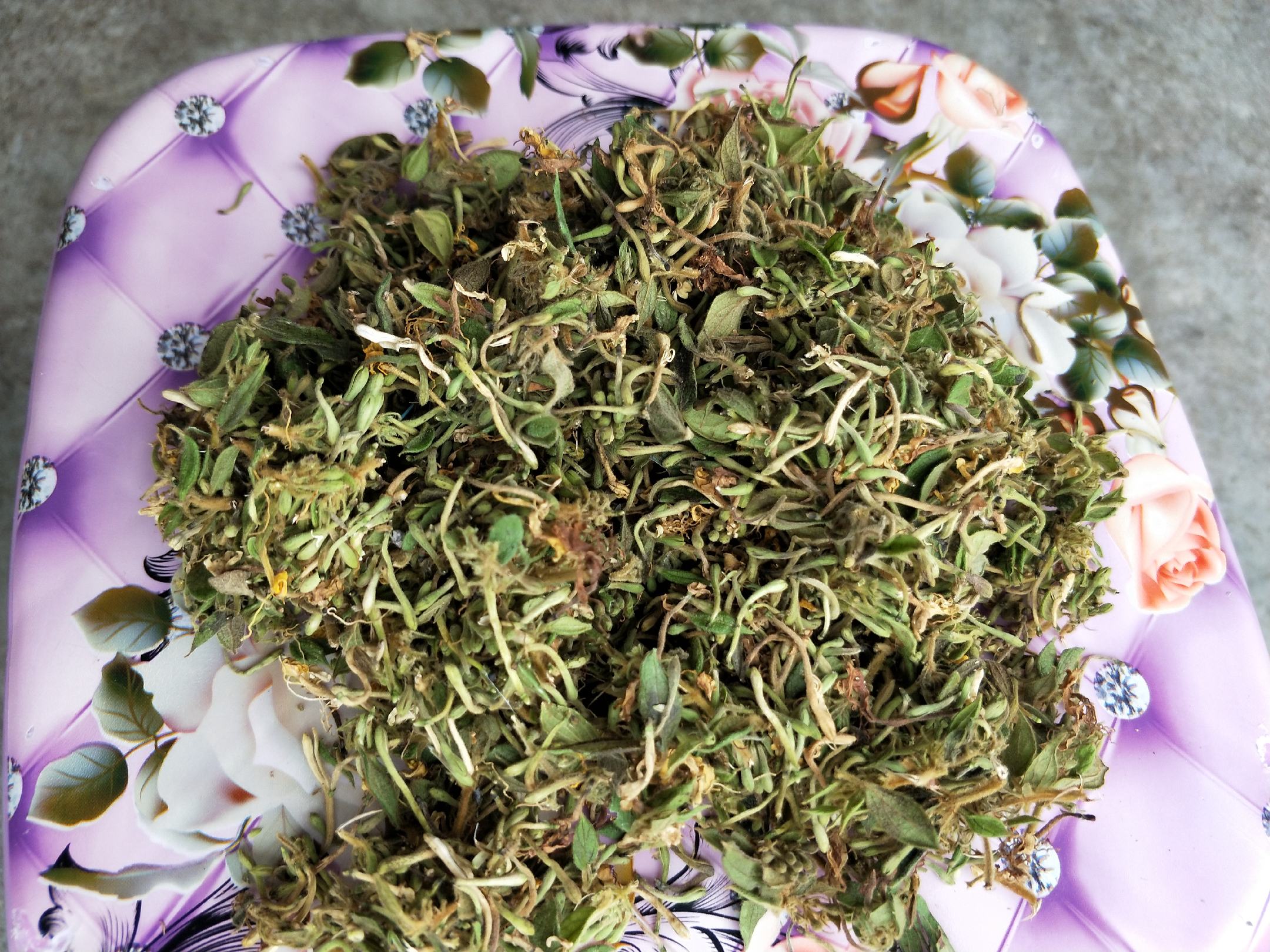 中药房内,药师正在调配包含洒黄芩、金银花、连翘、桔梗等药材的传统汤剂,各药材分装于白色瓷碗中,背景可见中药柜格标签清晰标注‘洒黄芩’‘金银花’等名称 洒黄芩与其他中药材搭配使用场景