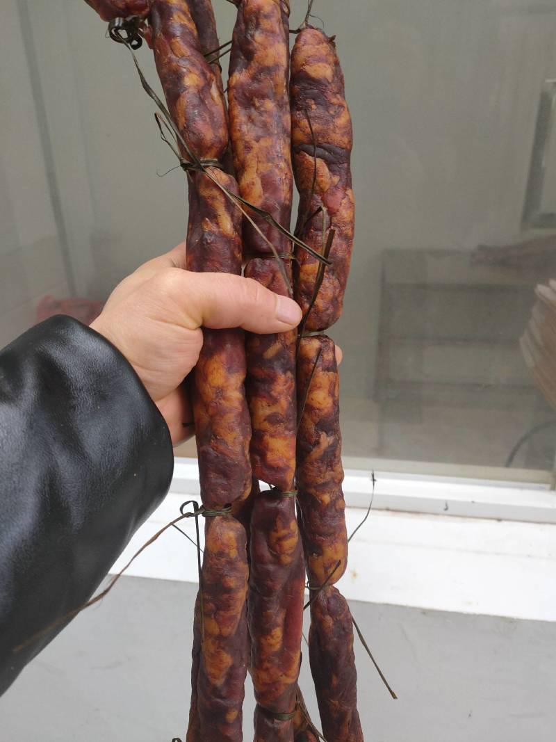 农家土猪肉腊香肠采用土猪鲜肉农家特色调味料手工灌制柴熏制