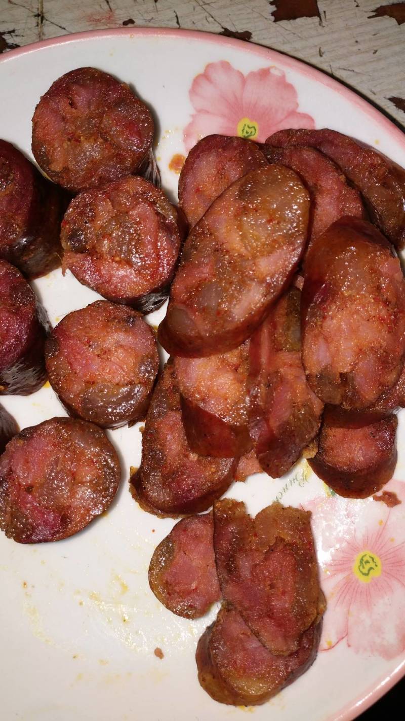 农家土猪肉腊香肠采用土猪鲜肉农家特色调味料手工灌制柴熏制