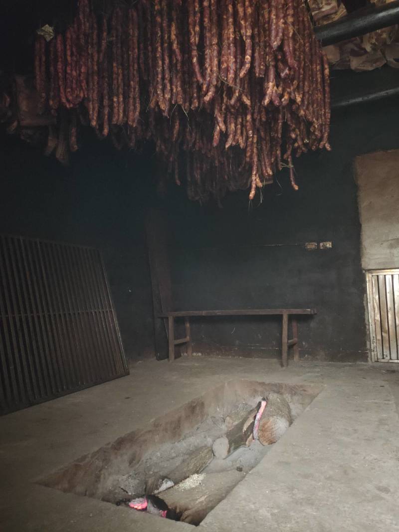 农家土猪肉腊香肠采用土猪鲜肉农家特色调味料手工灌制柴熏制