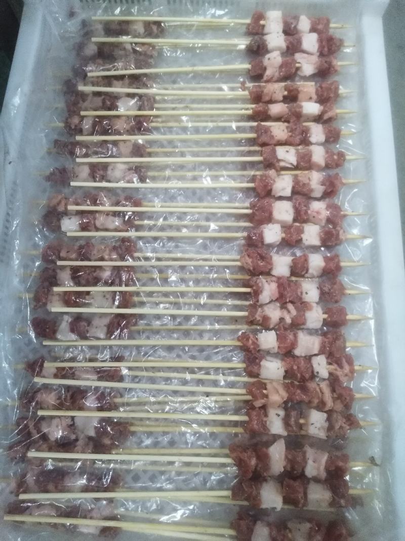 烧烤食材工厂，各种烧烤食材黑椒牛肉串，羊肉串，肚包肉等等