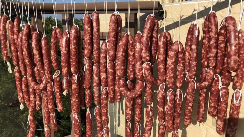 灌制完成的蒜薹香肠正在通风晾晒 灌制完成的蒜薹香肠挂在通风处