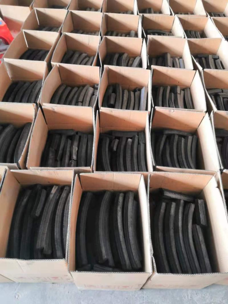 纯木糠机制环保木炭,耐烧无烟。钢钢声的炭，杠杠的炭