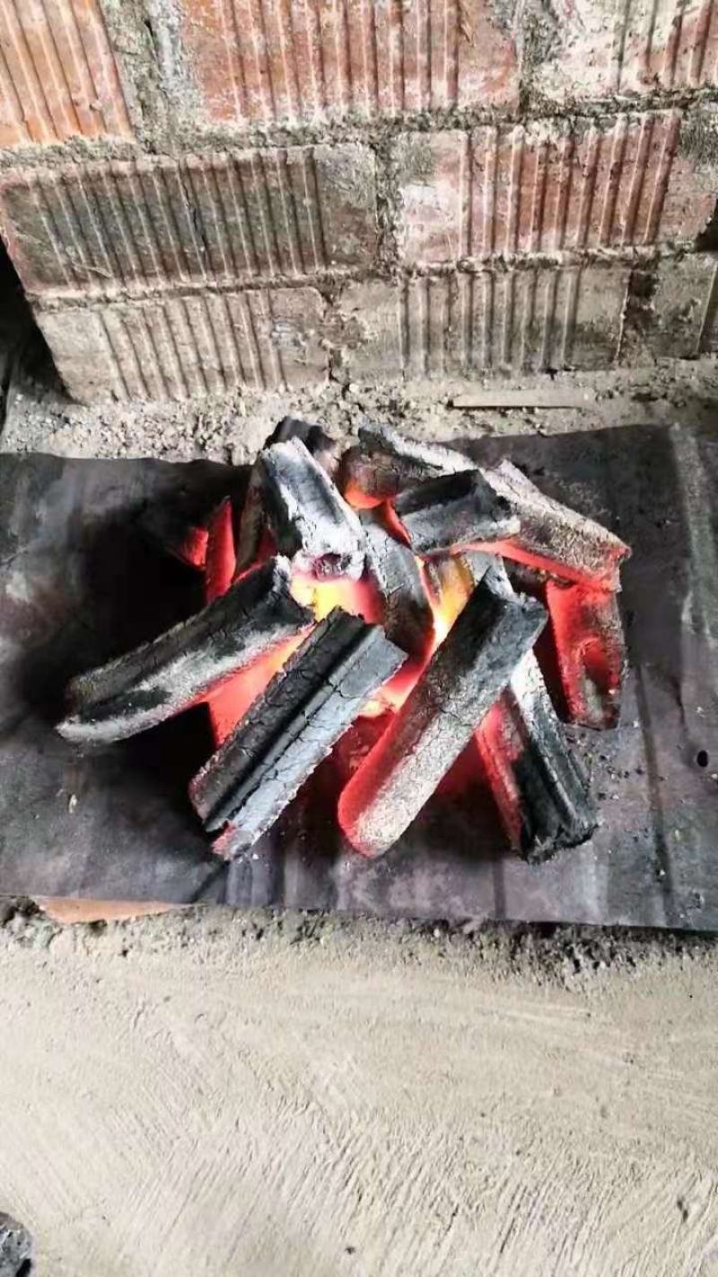 纯木糠机制环保木炭,耐烧无烟。钢钢声的炭，杠杠的炭