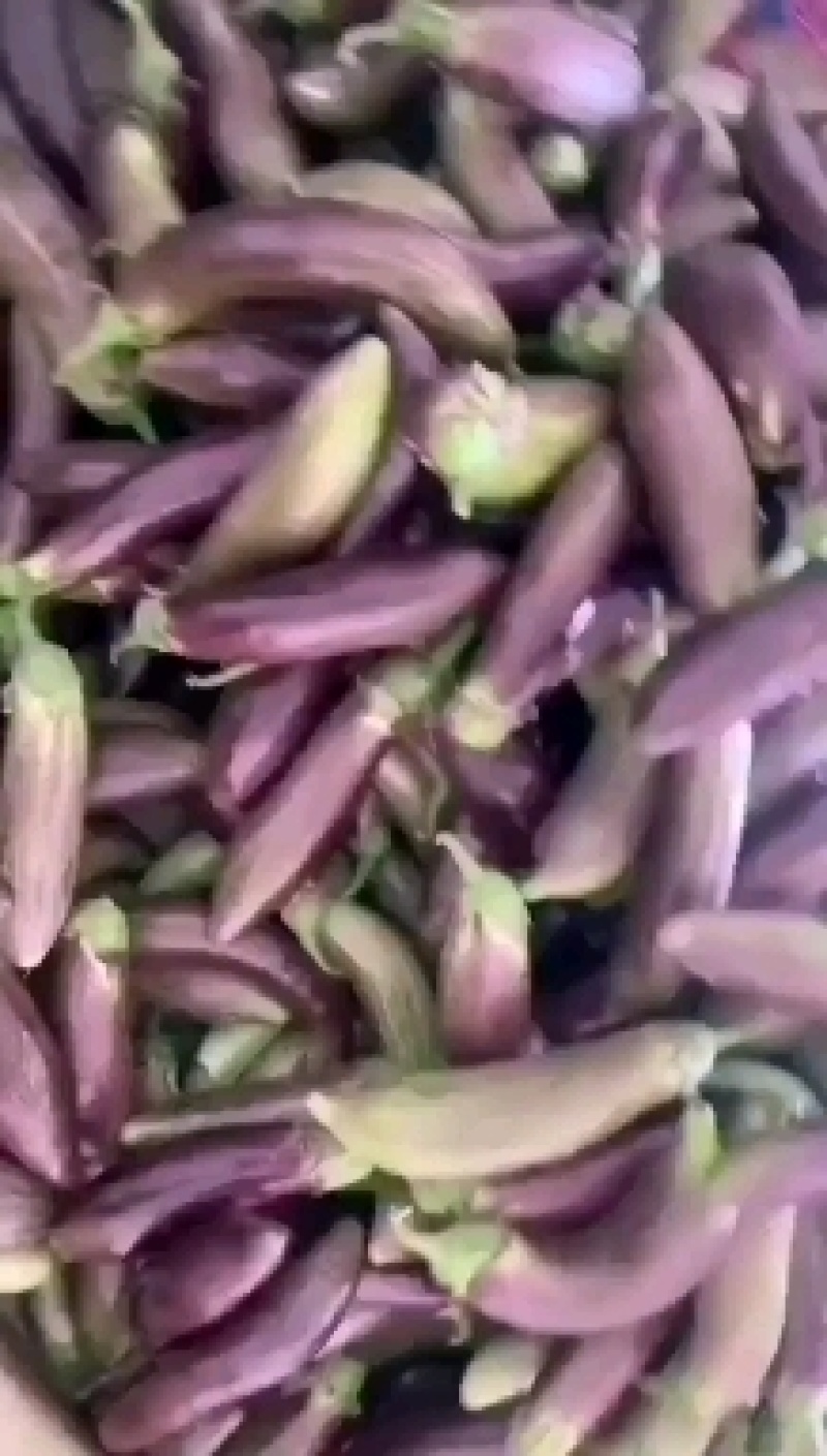 花茄子，面包茄子大量上市，产地直供。货源充足，欢迎采购