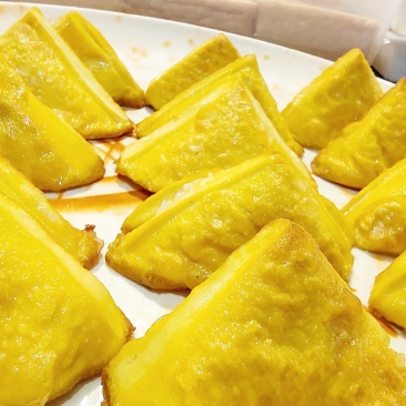 九龙黄金豆腐,山泉水制作,囗感嫩滑,豆香盈口!
