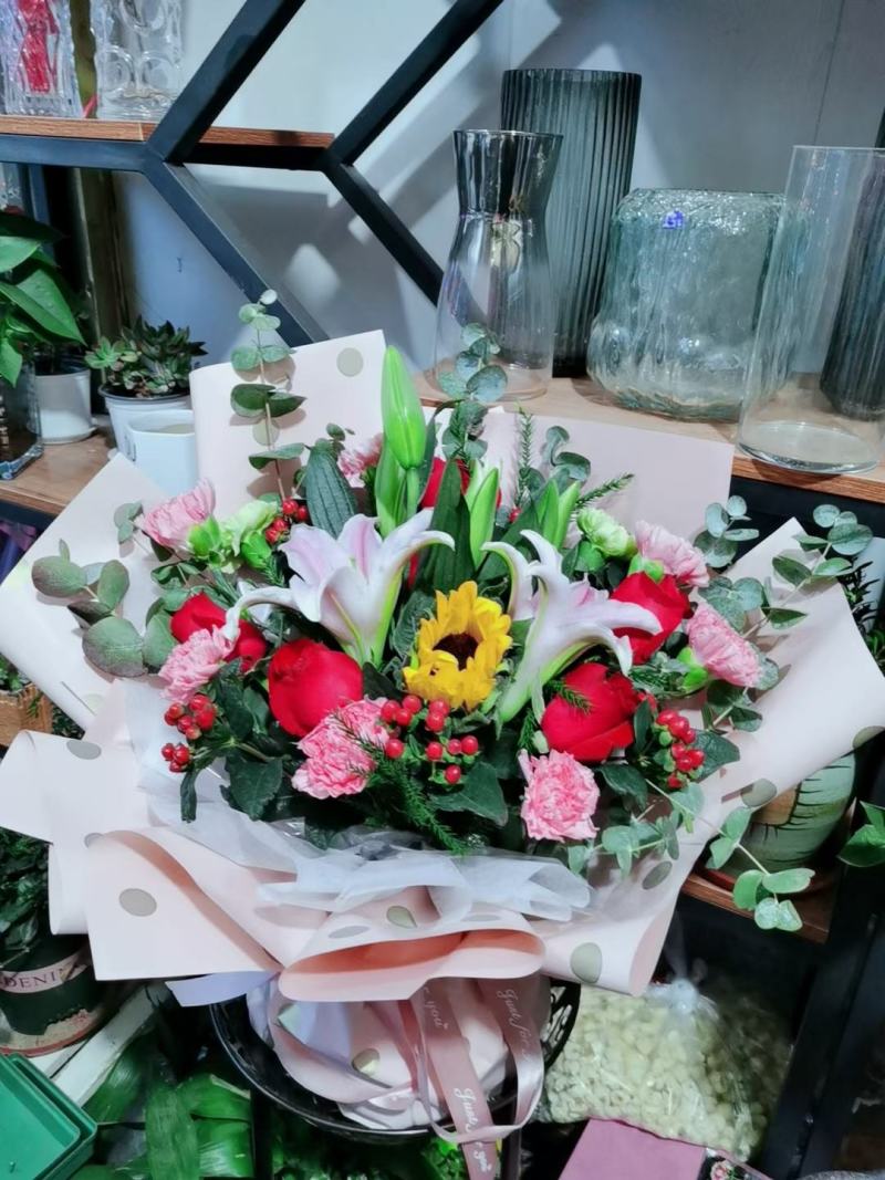 红玫瑰混搭鲜花花束系列生日情人节毕业季礼物昆明同城配送花
