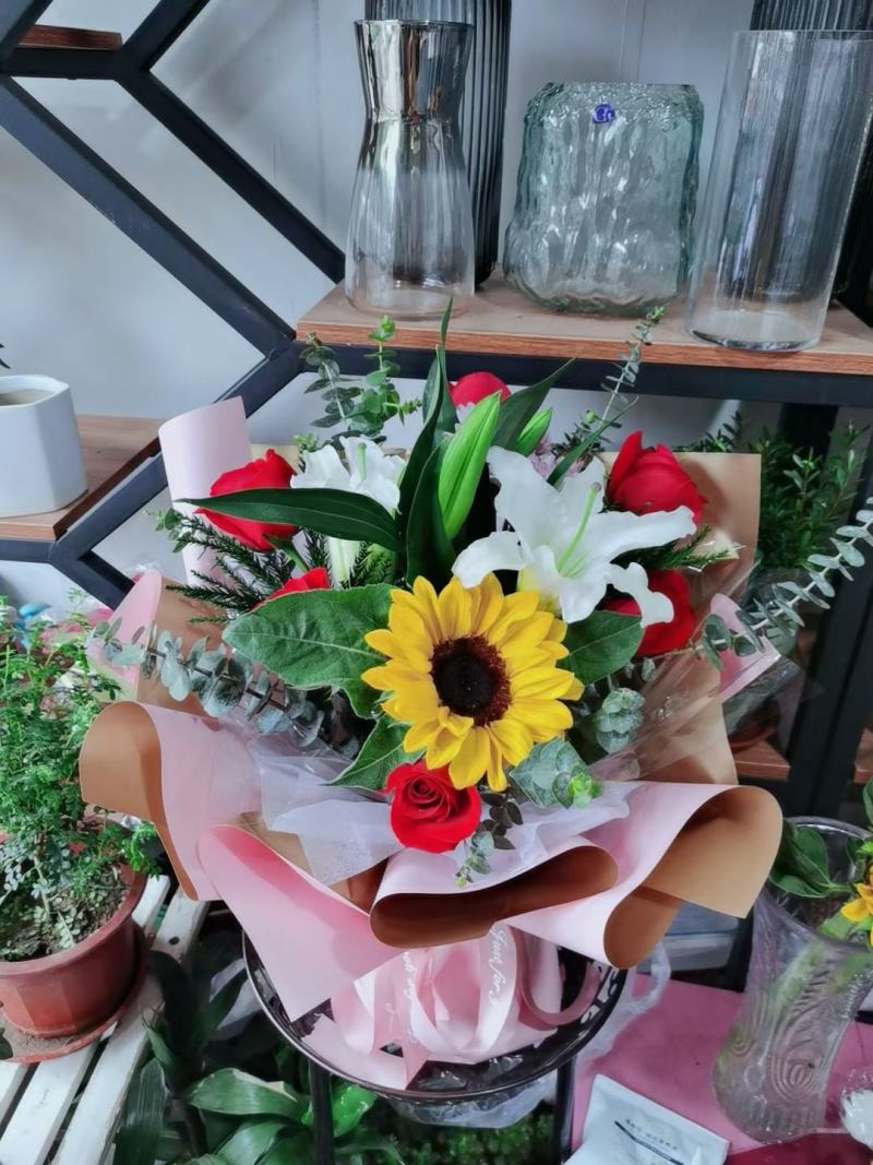 红玫瑰混搭鲜花花束系列生日情人节毕业季礼物昆明同城配送花