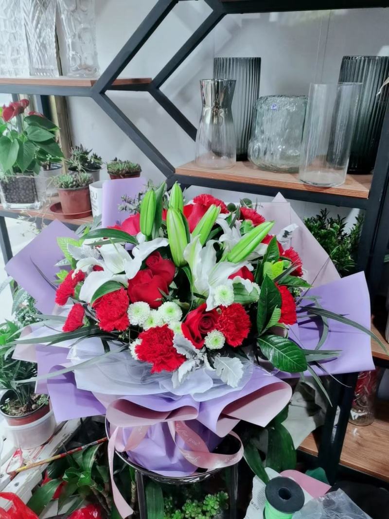 红玫瑰混搭鲜花花束系列生日情人节毕业季礼物昆明同城配送花