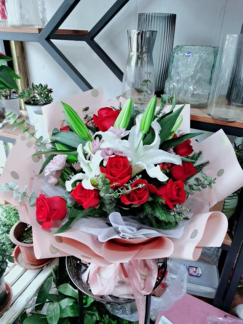 红玫瑰混搭鲜花花束系列生日情人节毕业季礼物昆明同城配送花