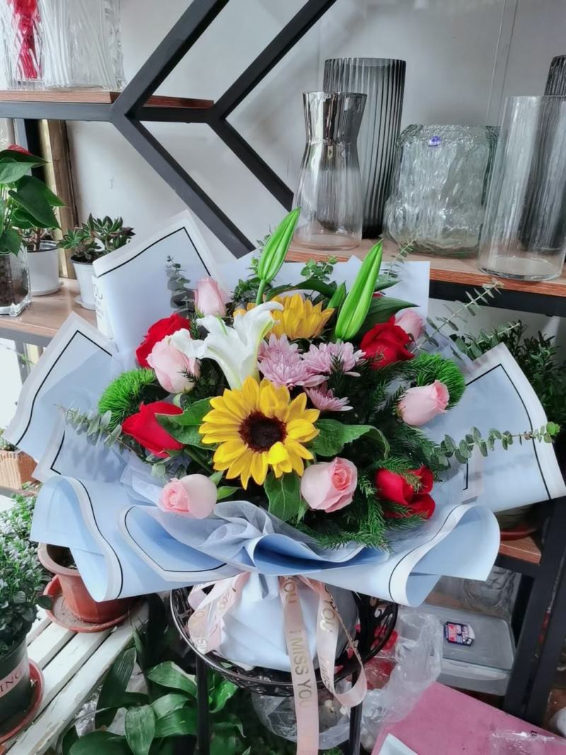 红玫瑰混搭鲜花花束系列生日情人节毕业季礼物昆明同城配送花