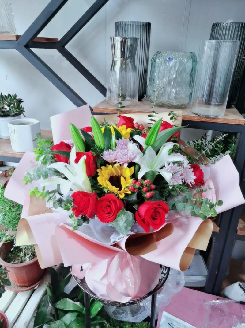 红玫瑰混搭鲜花花束系列生日情人节毕业季礼物昆明同城配送花