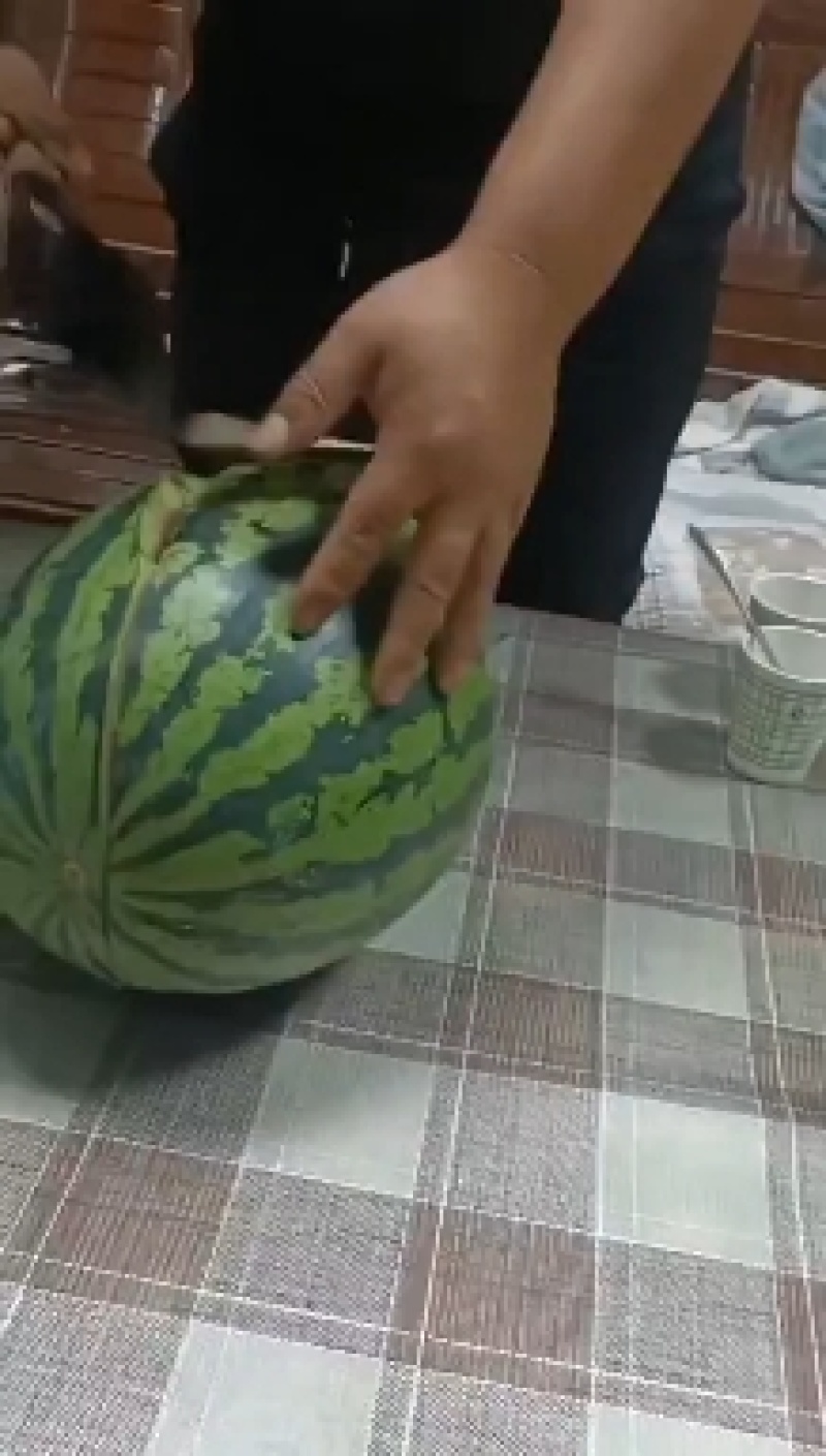 蒲城旱原甜王，甘甜可口，黑子红壤小薄皮。