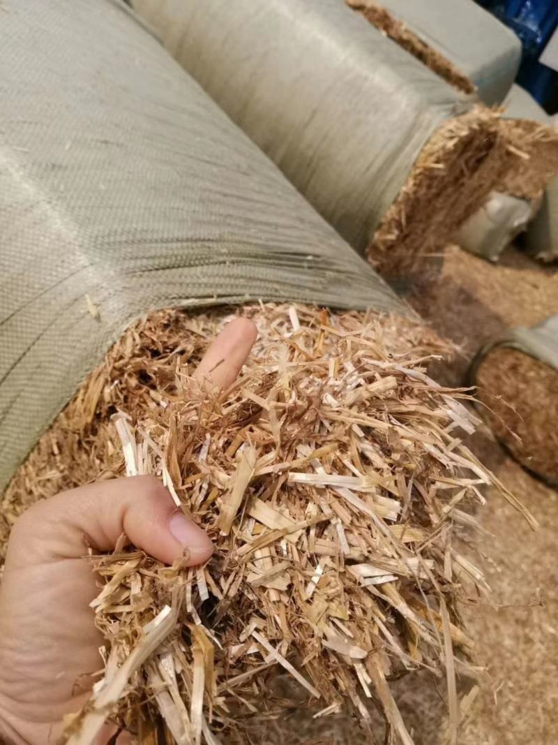 先粉后筛产品质量更干净，粉碎压块小麦秸秆