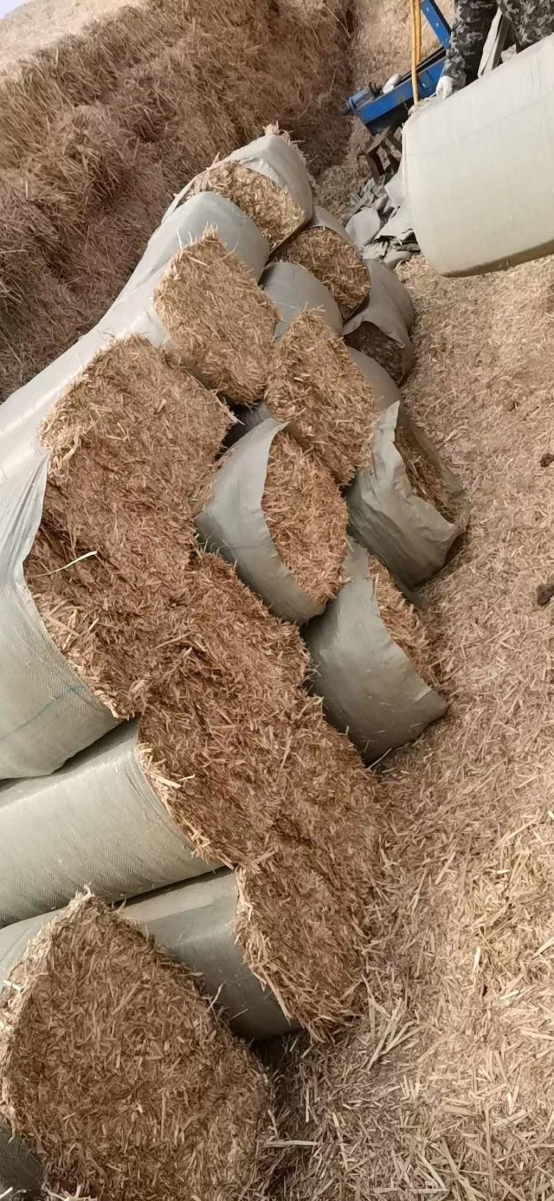 先粉后筛产品质量更干净，粉碎压块小麦秸秆