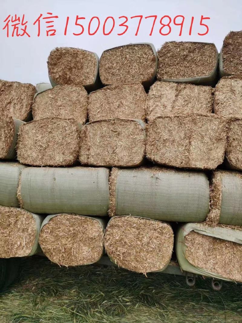 先粉后筛产品质量更干净，粉碎压块小麦秸秆