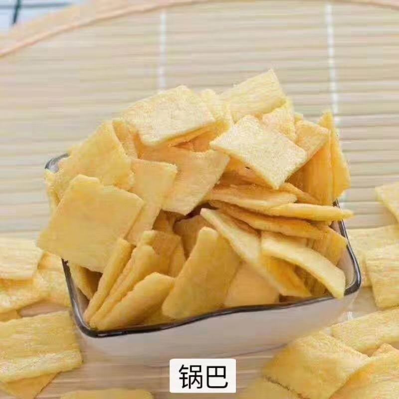 香酥锅巴地锅脆片休闲小零食厂家批发散装膨化食品！