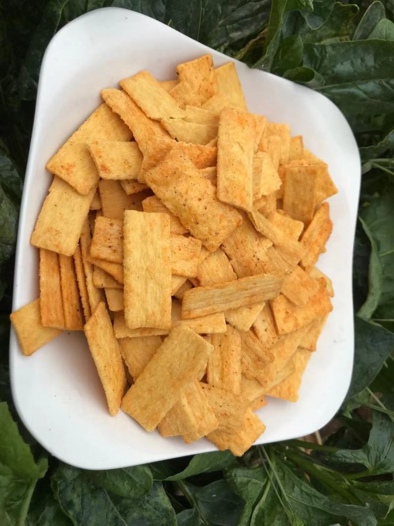 香酥锅巴地锅脆片休闲小零食厂家批发散装膨化食品！