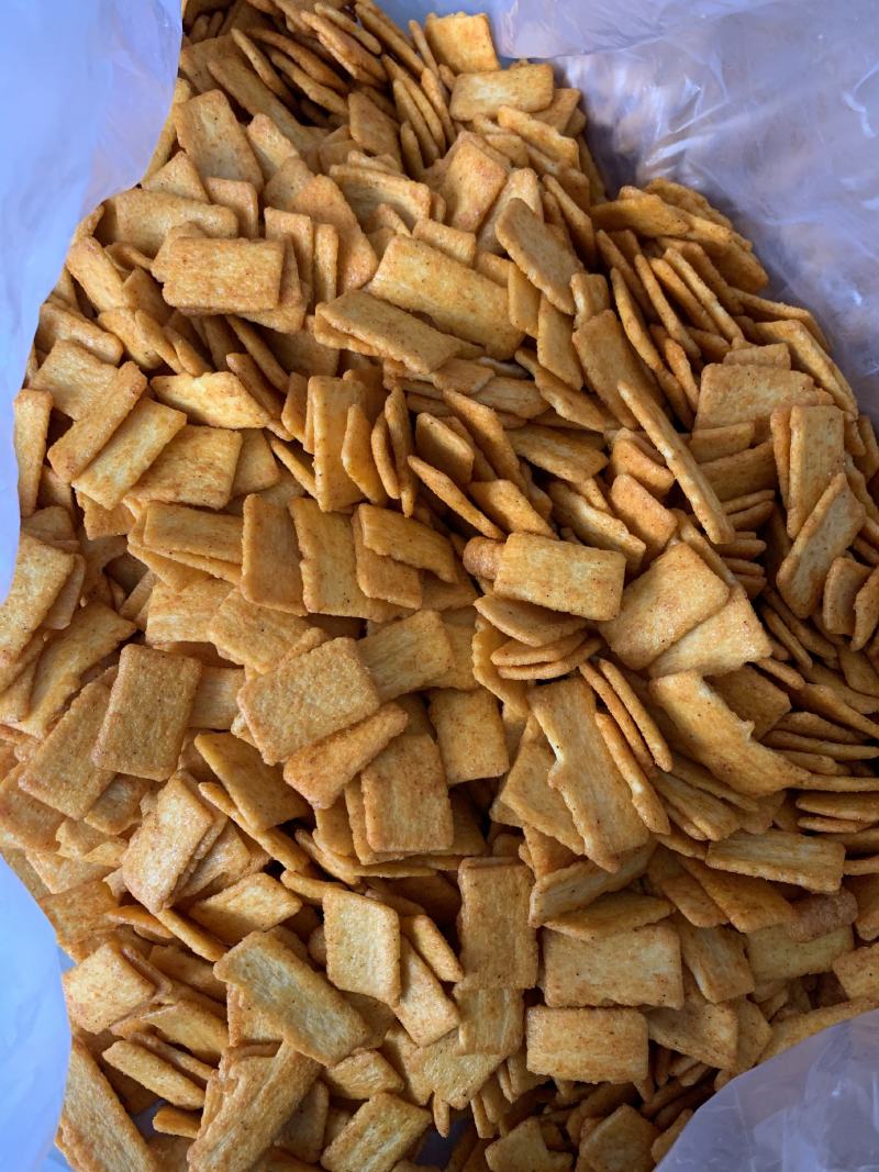 香酥锅巴地锅脆片休闲小零食厂家批发散装膨化食品！