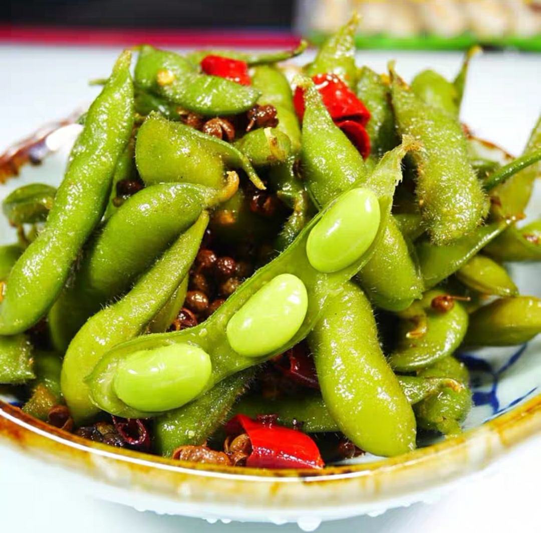煮毛豆成品图,色泽深绿,香料入味,适合下酒 煮毛豆成品图