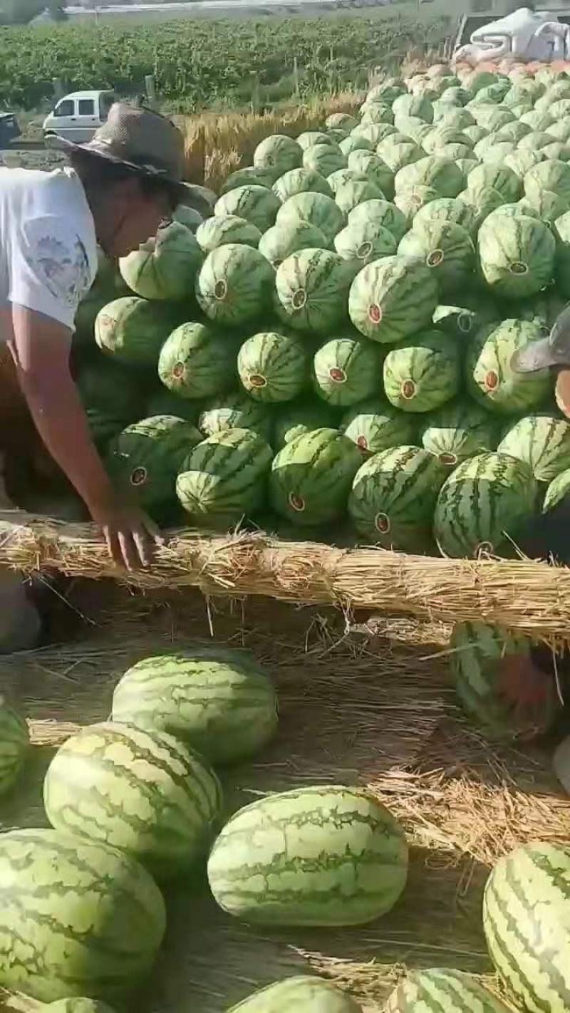 西瓜本地瓜，瓤红味甜，西瓜主产区量大价格低