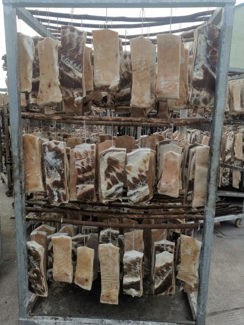 精品风吹干农家散养的五花腊肉，排骨，猪脚，鸡鸭鹅等风干产