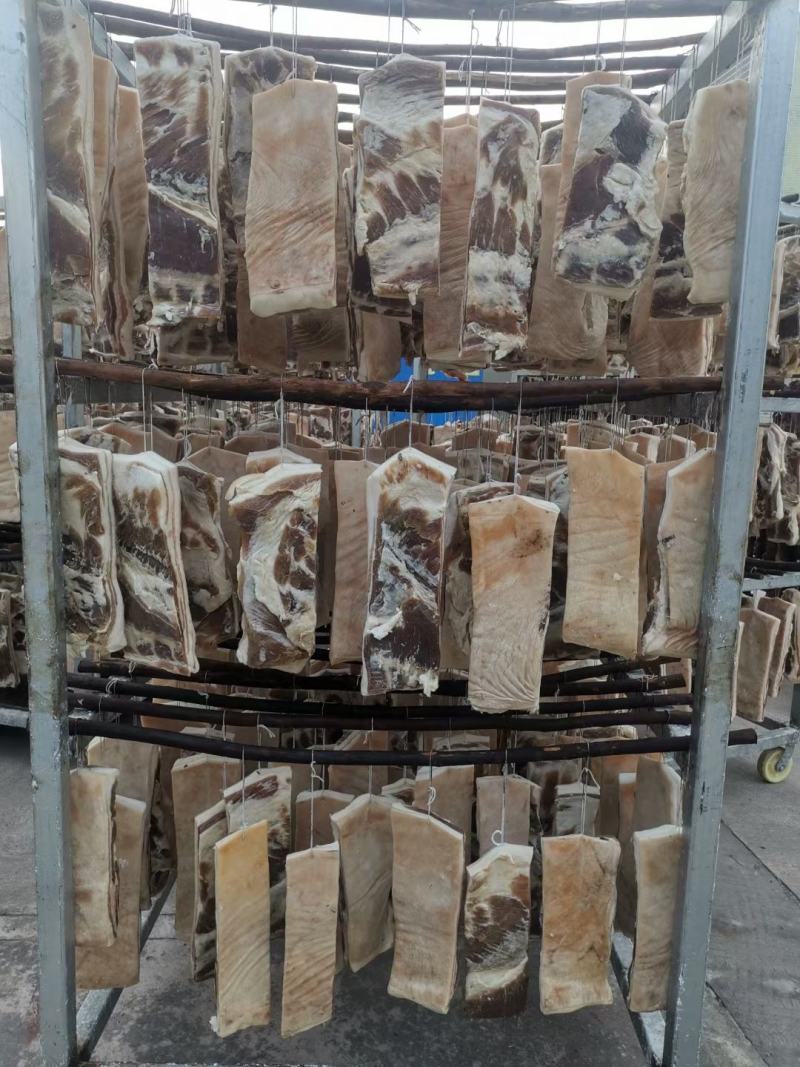 精品风吹干农家散养的五花腊肉，排骨，猪脚，鸡鸭鹅等风干产