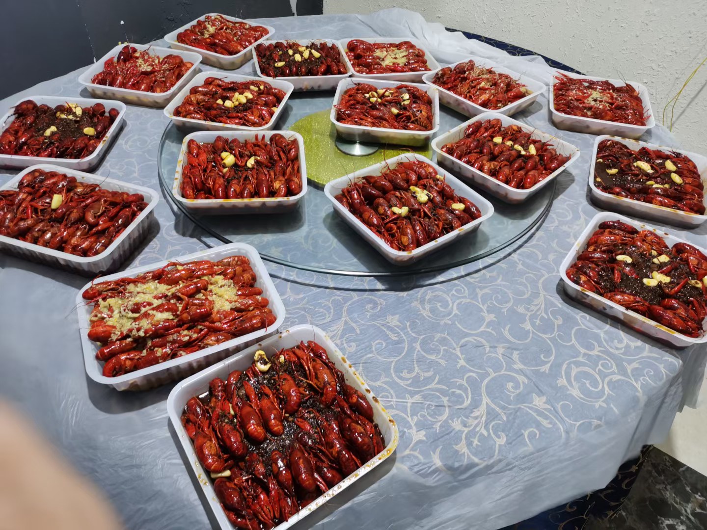 小龙虾聚餐场景
