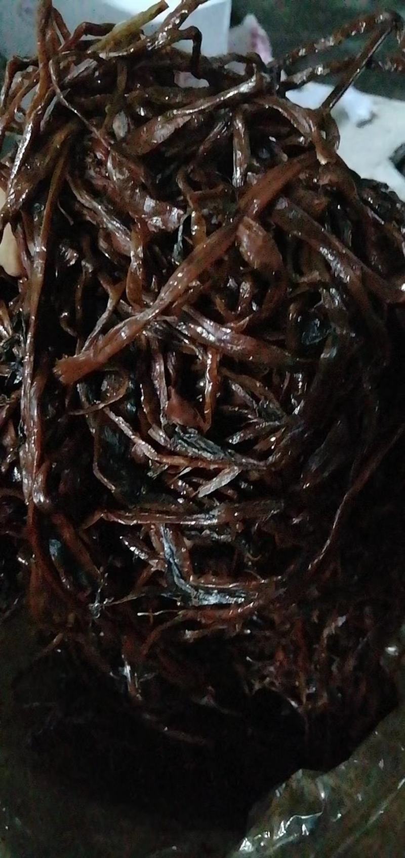 宜宾五香糖芽菜，以名贵香料经腌制发酵而成，重点宊出香嫩脆