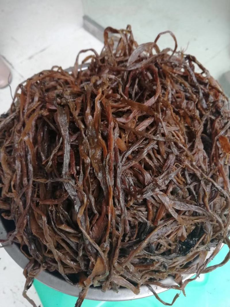 宜宾五香糖芽菜，以名贵香料经腌制发酵而成，重点宊出香嫩脆