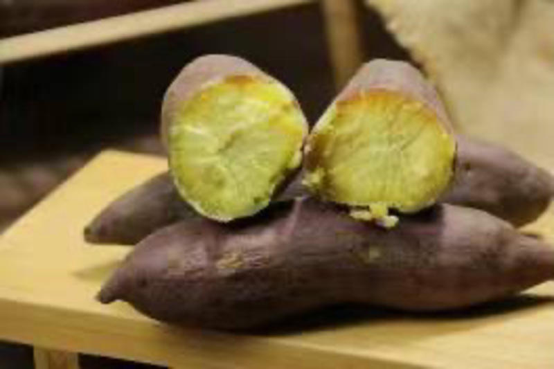 板栗薯，，带有板栗香味的红薯。好吃可口，