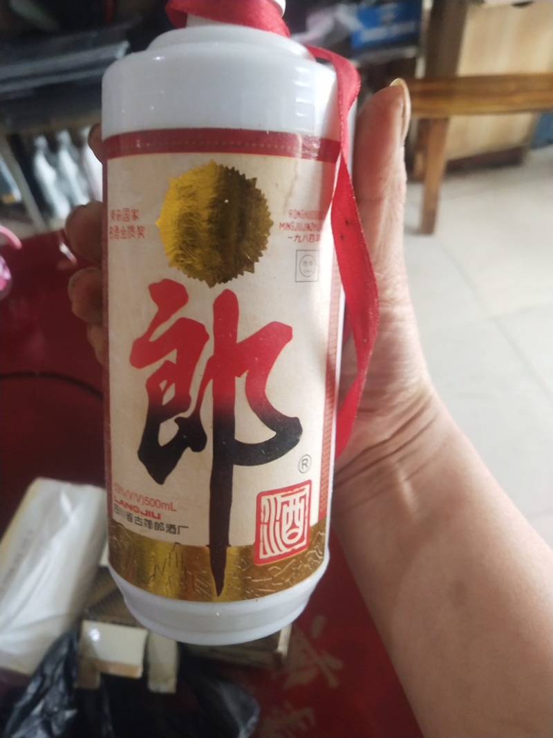 郎酒（53度酱香型白酒）酱香味突出，优雅细腻