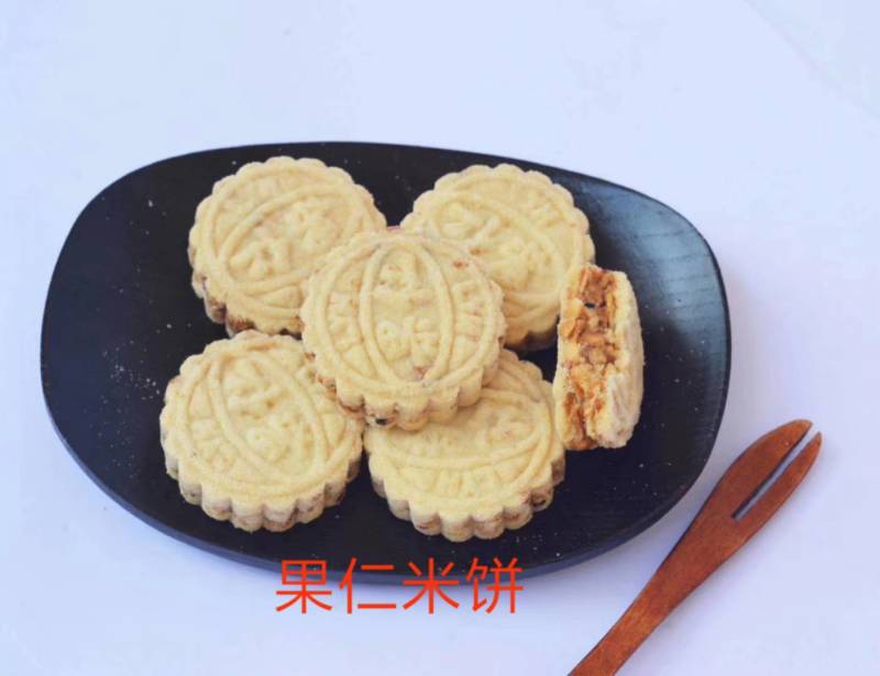 拿样板栗米饼芝麻花生米饼杏仁米饼紫薯杂粮米饼