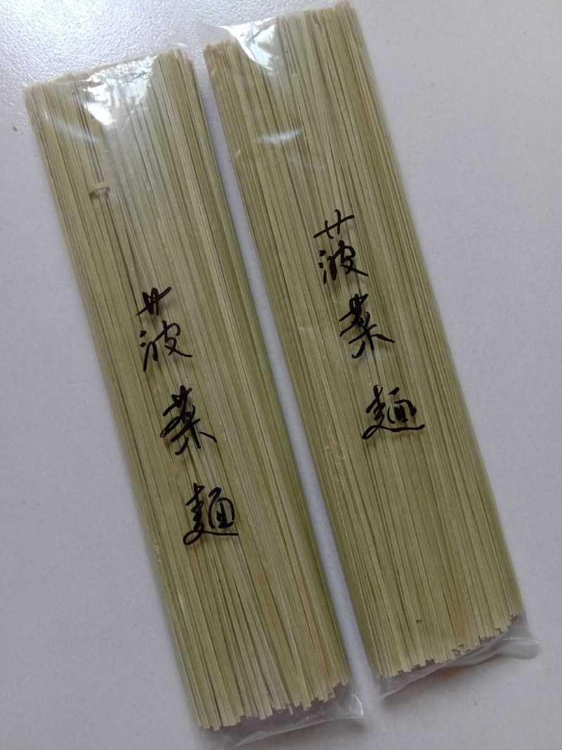 蔬菜面条石磨强筋面+上等蔬菜粉制作而成