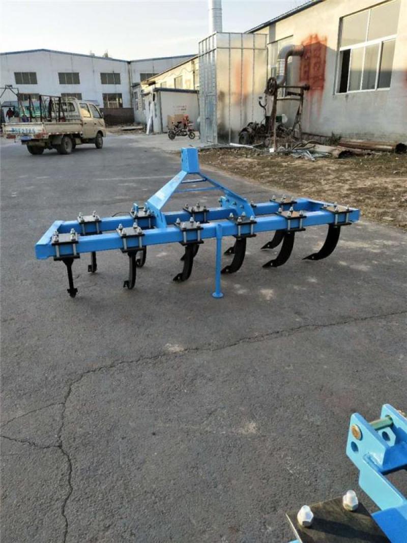 四轮拖拉机带后置加固松土深松机深耕犁土地翻耕重型深松机