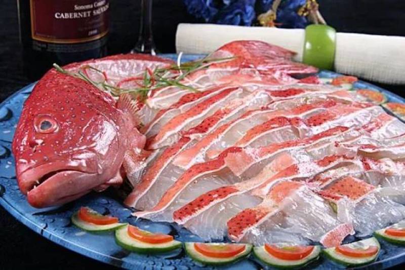 东星斑活冻东星斑赤少肉多，口感鲜甜，肉质细腻
