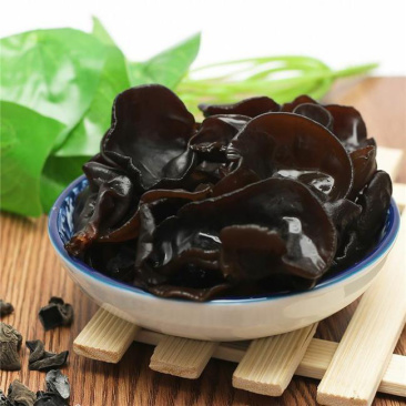 精品去根干木耳，肉质肥厚，一斤可泡发13-15斤鲜木耳