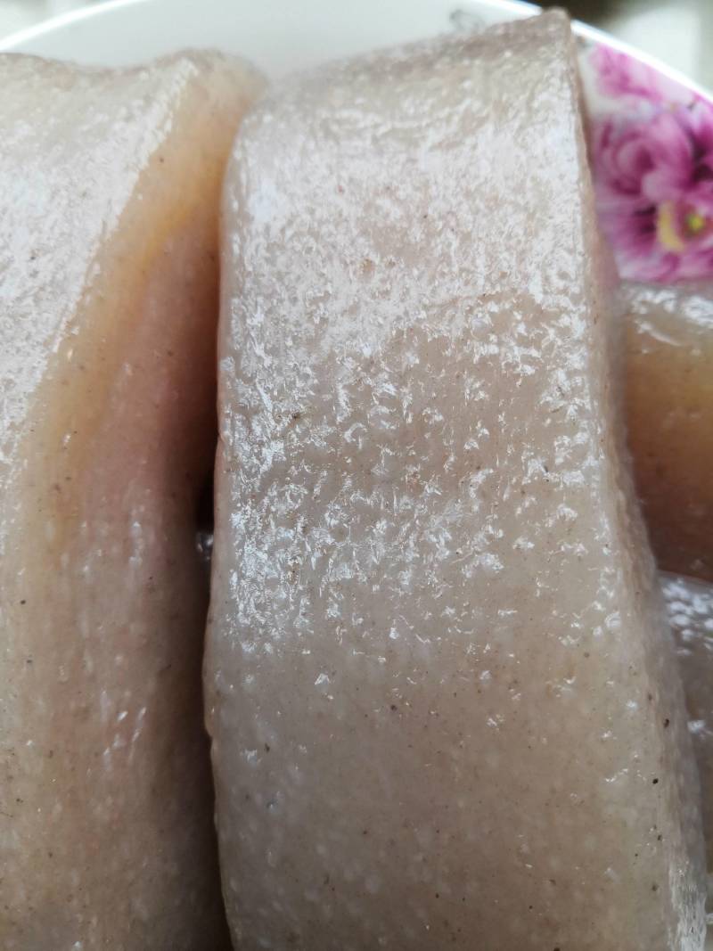 冷，魔芋粉，做出魔芋豆腐冷时一直硬的，热时，软的，不沙口