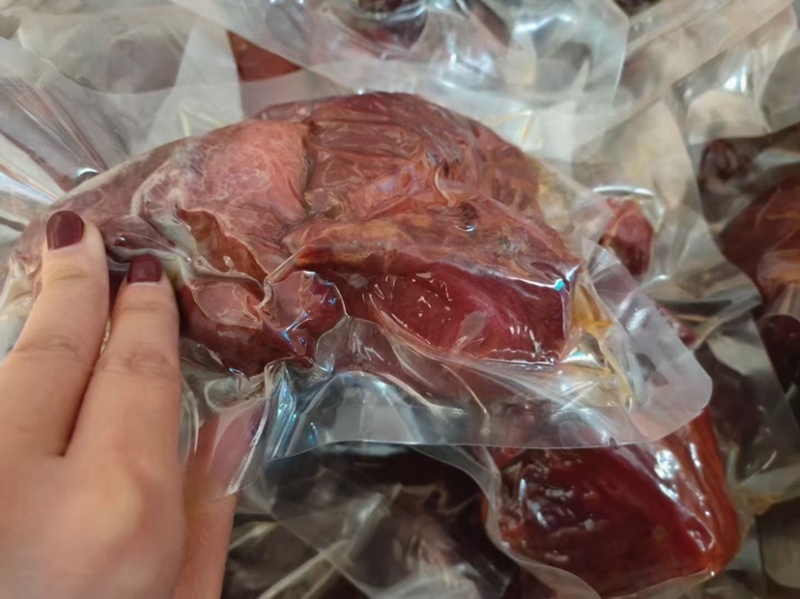 全熟酱肉，五香和麻辣味，一斤一袋，开袋即食