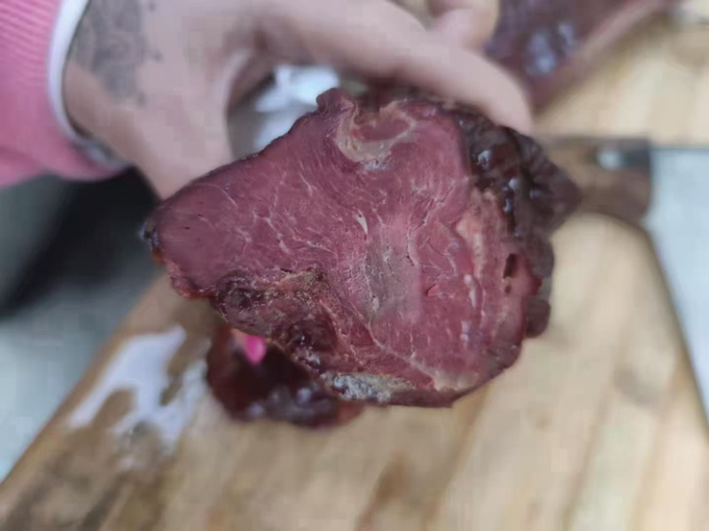 全熟酱肉，五香和麻辣味，一斤一袋，开袋即食