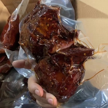 全熟酱肉，五香和麻辣味，一斤一袋，开袋即食