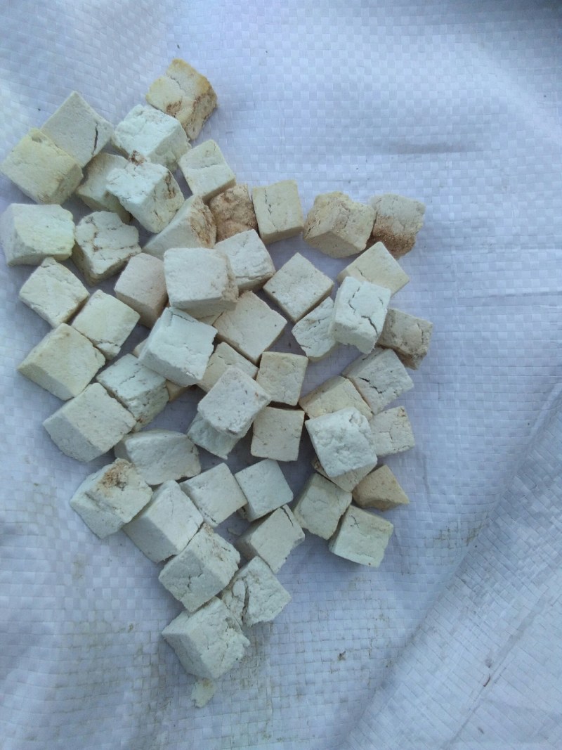 茯苓陕西无硫茯苓丁，一公分大小无粉沫，颜色白干度足。