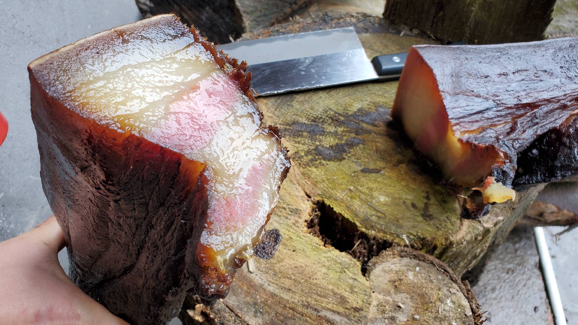 展示烟熏红椒意面成品,酱汁浓郁,红椒碎点缀其中 烟熏红椒意面摆盘图